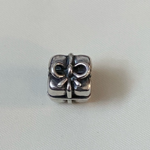 PANDORA RETIRED PRESENT, GIFT BOX W/ BOW CHARM STERLING SILVER 925 ALE 7… - Picture 6 of 7